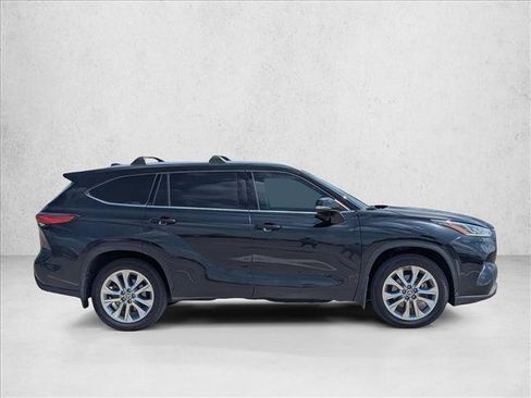 Used 2023 Toyota Highlander Limited image 4