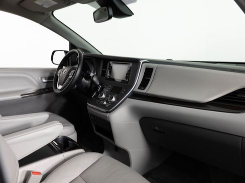 Used 2019 Toyota Sienna XLE FWD image 29