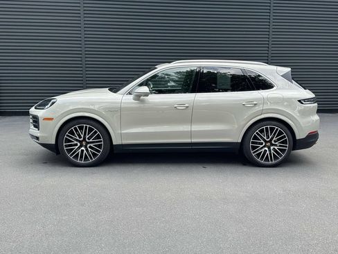 Certified 2025 Porsche Cayenne E-Hybrid AWD/4WD image 2