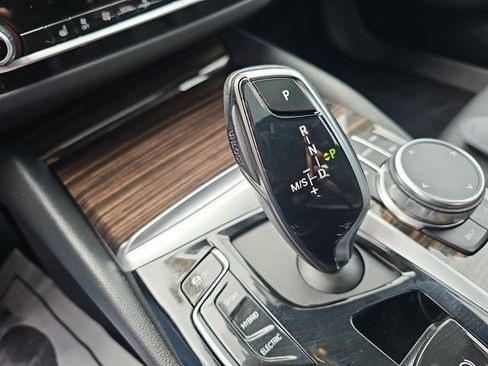 Used 2023 BMW 530e xDrive AWD/4WD image 18