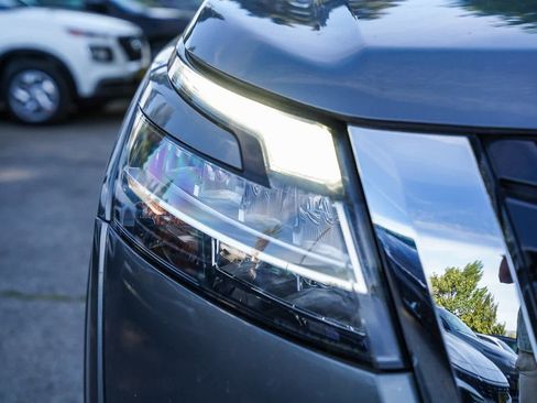 Used 2022 Nissan Pathfinder SV image 4