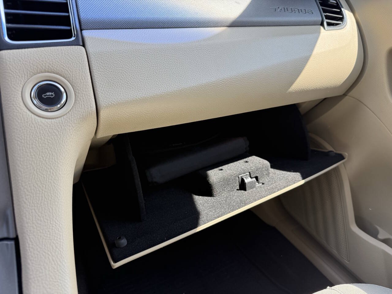 Used 2014 Ford Taurus SE FWD image 21