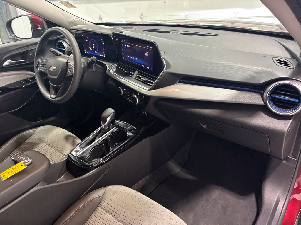 Used 2025 Chevrolet Trax LT FWD image 38