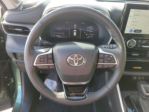 Used 2023 Toyota Highlander Limited image 30