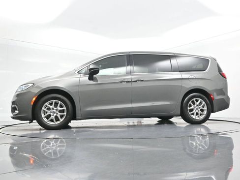 Used 2025 Chrysler Pacifica Select FWD image 74