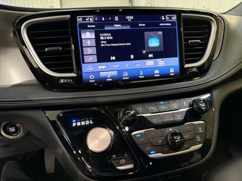 Used 2025 Chrysler Pacifica Select FWD image 17
