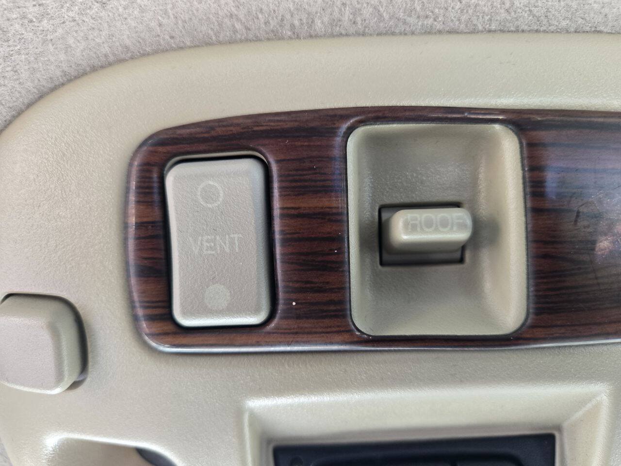 Used 2004 Cadillac De Ville w/ Equipment Group FWD image 22