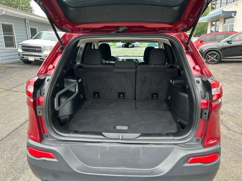 Used 2017 Jeep Cherokee Latitude w/ Cold Weather Group FWD image 23