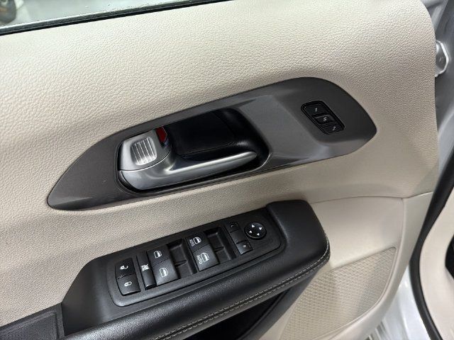Used 2024 Chrysler Pacifica Touring-L FWD image 24