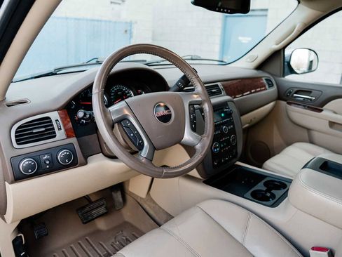 Used 2011 GMC Yukon SLT w/ SLT Chrome Package image 11