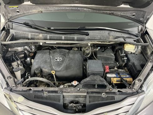 Used 2017 Toyota Sienna XLE image 9
