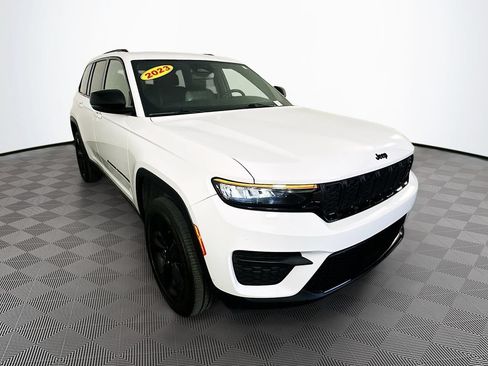 Certified 2023 Jeep Grand Cherokee Altitude AWD/4WD image 2