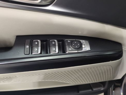 Used 2024 Kia Carnival LX FWD image 18