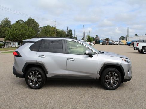Used 2022 Toyota RAV4 XLE Premium image 6