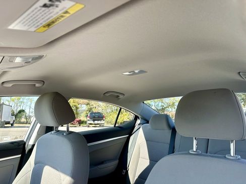 Used 2020 Hyundai Elantra SE image 25