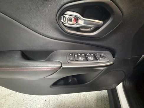 Used 2019 Jeep Cherokee Trailhawk w/ Cold Weather Group AWD/4WD image 22