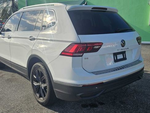 Used 2024 Volkswagen Tiguan SE w/ Panoramic Sunroof Package FWD image 3