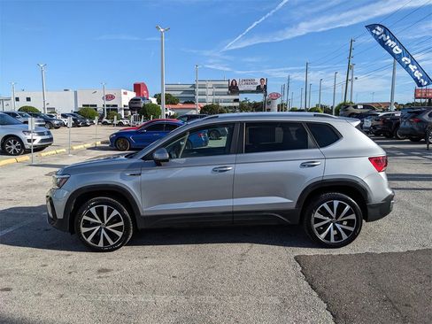 Certified 2022 Volkswagen Taos SE image 4