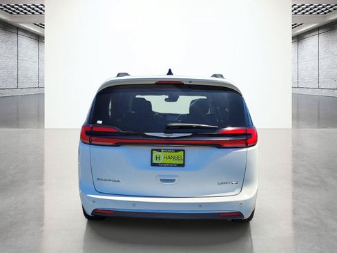 Used 2023 Chrysler Pacifica Limited FWD image 8