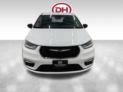 Used 2024 Chrysler Pacifica Select image 10