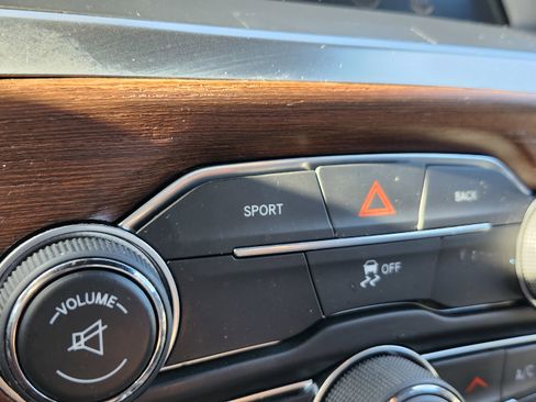 Used 2016 Chrysler 300 C Platinum image 31