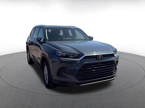 Used 2025 Toyota Grand Highlander FWD image 3