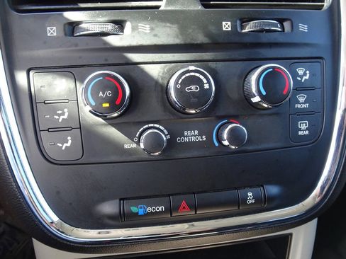 Used 2013 Dodge Grand Caravan SE image 27