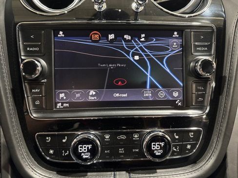 Used 2017 Bentley Bentayga AWD/4WD image 65
