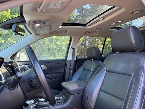 Used 2019 Chevrolet Traverse LT w/ LT Premium Package FWD image 5