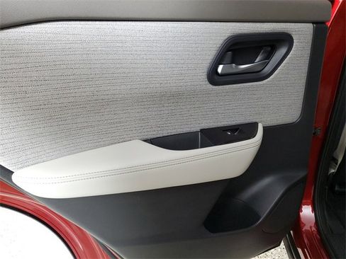 Used 2022 Nissan Rogue SV image 12