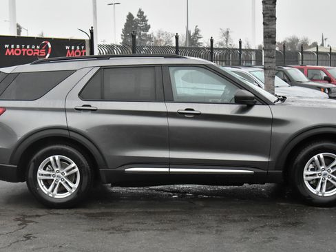 Used 2023 Ford Explorer XLT w/ Equipment Group 202A image 9