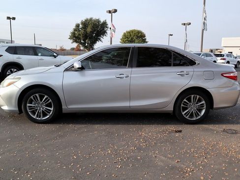 Used 2017 Toyota Camry SE image 2