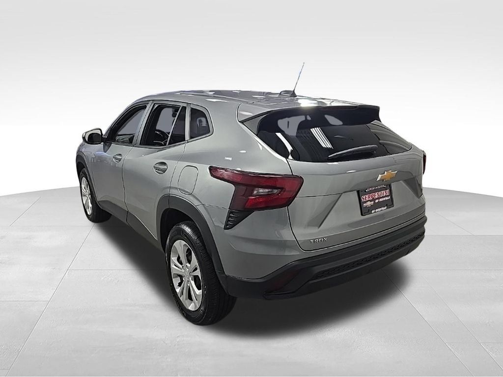 Used 2024 Chevrolet Trax LS FWD image 9