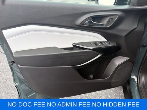 Used 2025 Chevrolet Trax LT FWD image 12