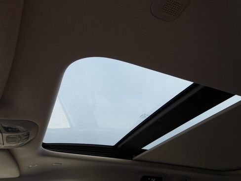 Used 2018 Chrysler Pacifica Limited w/ Tire & Wheel Group image 6