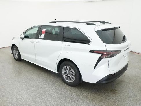 New 2026 Toyota Sienna XLE FWD image 8