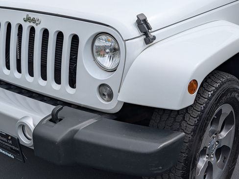Used 2015 Jeep Wrangler Unlimited Sahara w/ Dual Top Group AWD/4WD image 16