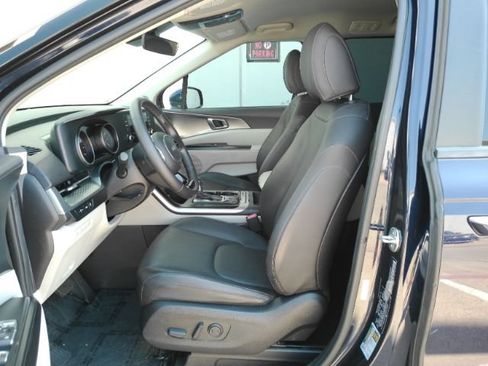 Used 2024 Kia Carnival LX FWD image 12