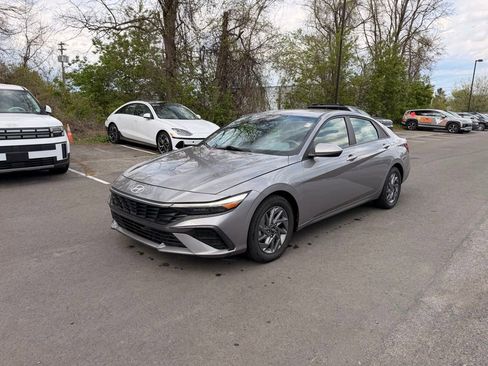 Used 2024 Hyundai Elantra SEL FWD image 8