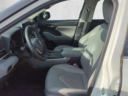 Used 2022 Toyota Highlander XLE FWD image 16