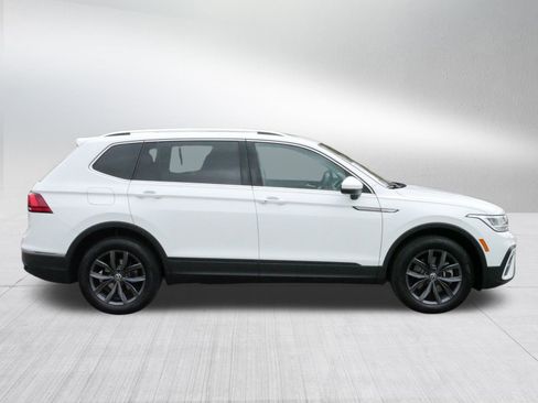 Certified 2024 Volkswagen Tiguan SE w/ Panoramic Sunroof Package image 8