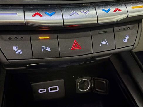 Used 2021 Cadillac XT4 Luxury w/ Cold Weather Package AWD/4WD image 18