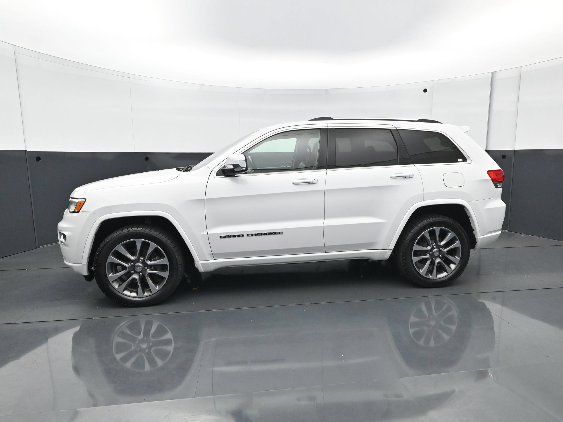 Used 2017 Jeep Grand Cherokee Overland AWD/4WD image 3