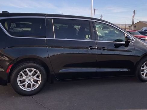 Used 2024 Chrysler Pacifica Touring-L FWD image 2