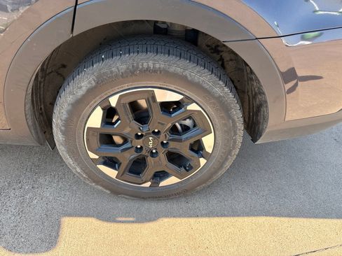 Used 2025 Kia Sorento S w/ Panoramic Sunroof Package FWD image 9
