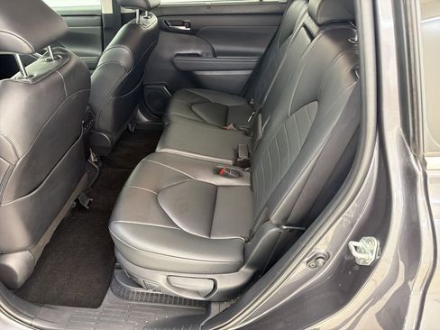 Used 2024 Toyota Highlander XLE FWD image 14