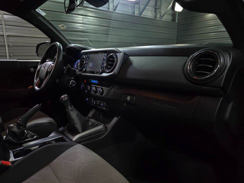 Used 2022 Toyota Tacoma TRD Sport w/ Technology Package image 14