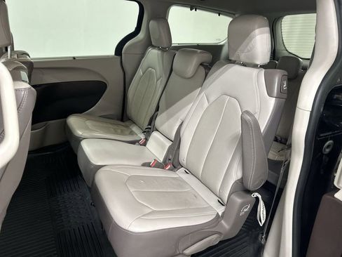 Used 2017 Chrysler Pacifica Touring-L Plus w/ Advanced Safetytec Group FWD image 19