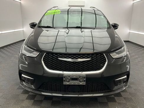 Used 2022 Chrysler Pacifica Touring-L FWD image 2