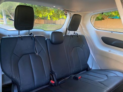 Used 2017 Chrysler Pacifica Touring-L image 37